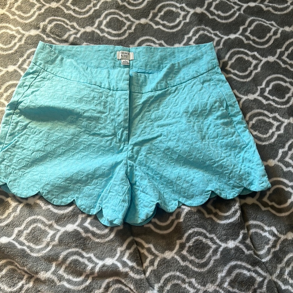 Very pretty blue crown and ivy scalloped bottom shorts size 8